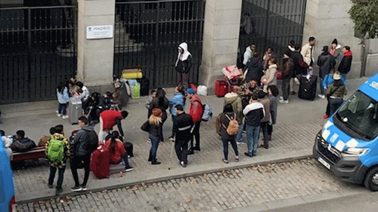 Solicitantes de asilo llevan al Defensor del Pueblo su situación de 'indigencia' en Madrid