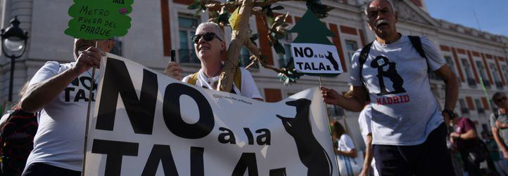 Cerca de 2.000 personas protestan contra la tala de árboles por la ampliación de la L11