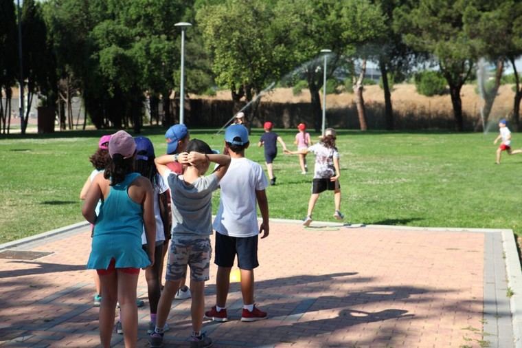 Talleres de verano en Fuenlicolonias enseñan lengua de signos y corresponsabilidad a niños