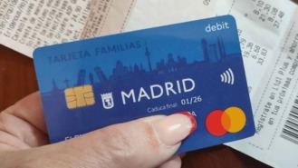 La Tarjeta Familia para personas vulnerables del Ayuntamiento cubrirá el abono transporte desde este mes