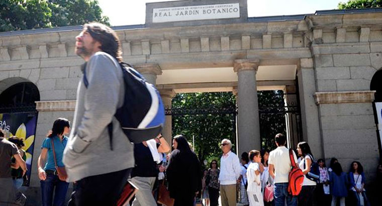 Madrid estudia implantar una tasa turística y para cajeros en 2016