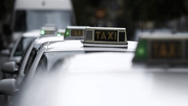 Los taxistas recogen donativos para el compañero apuñalado en Móstoles