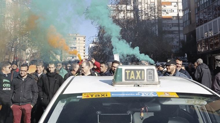 Los taxistas decidirán en referéndum si van a la huelga indefinida