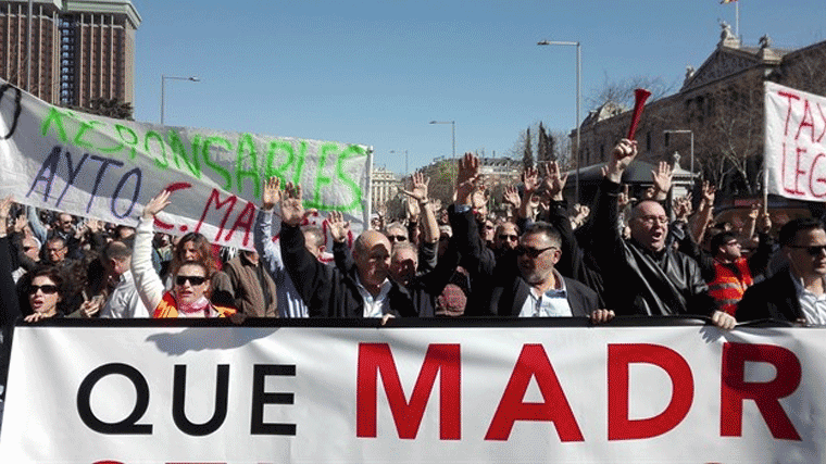 Los taxistas vuelven a movilizarse en contra la CNVC y empresas como Uber y Cabify