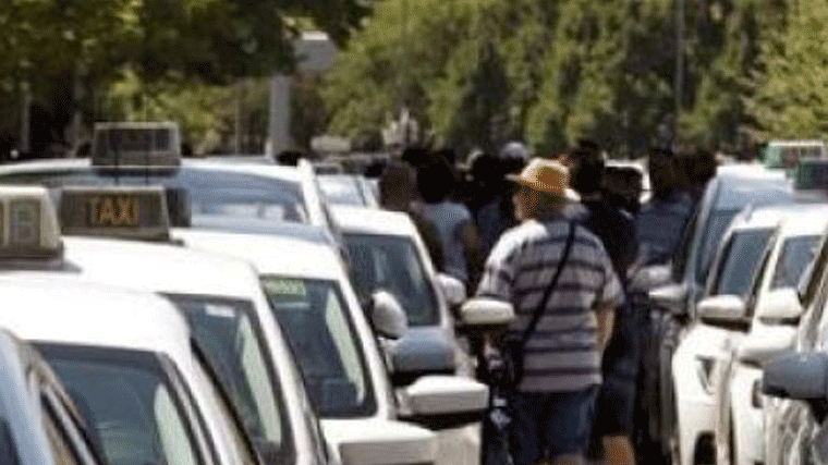 Marcha del taxi a Cibeles para exigir a Almeida su ' rescate', le acusan de darles la espalda