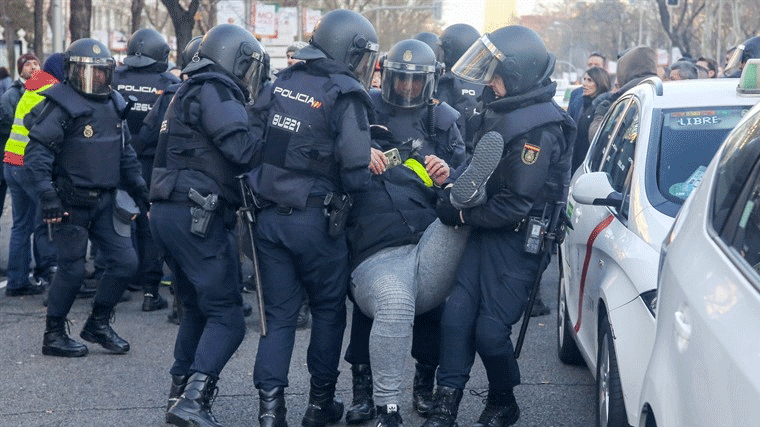 Los taxistas cortan Génova al grito de 'corruptos', Interior defiende a los antidisturbios
