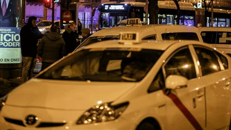 Los taxistas presentan telemáticamente la demanda contra Uber y Cabify