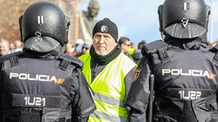 Las cargas policiales contra los taxistas se saldan con un detenido y once heridos