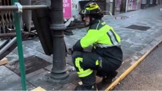 Un taxista pierde el control e impacta contra la base de un andamio de un edificio en San Bernardo