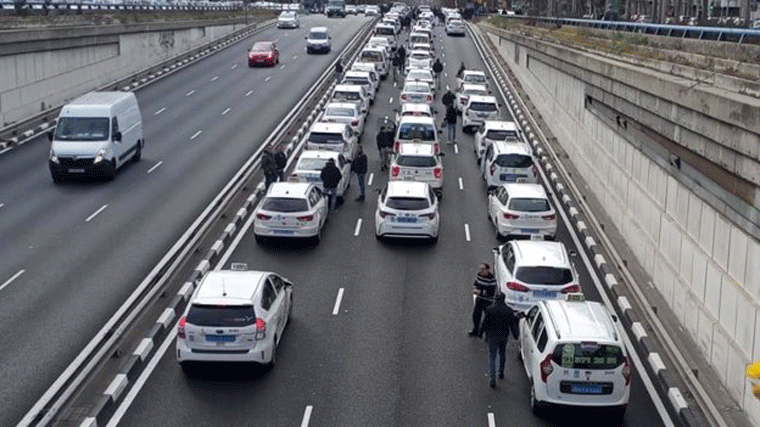 Taxistas paran la Castellana por la 'precarización y especulación'