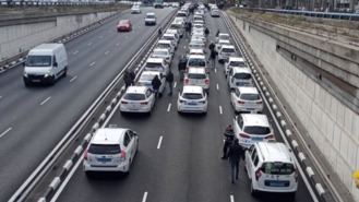 Taxistas paran la Castellana por la 