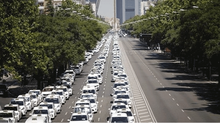 El taxi denuncia en la CNMC la 'huelga a la japonesa' de Uber y Cabify