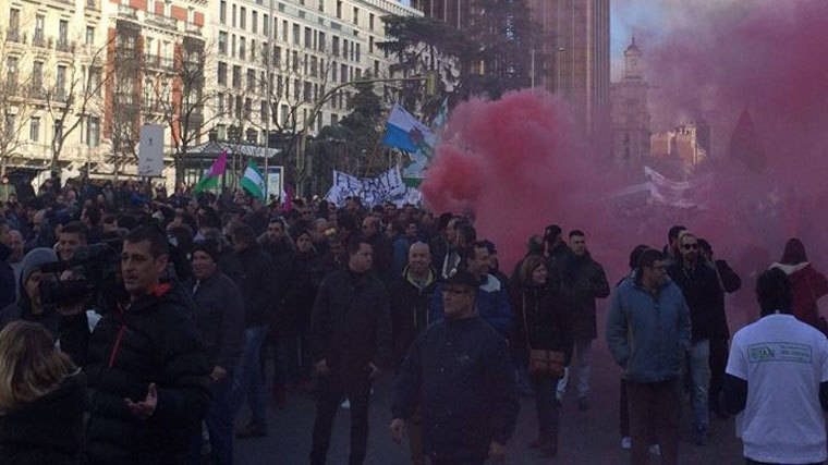 5.000 taxistas colapsan Madrid: Piden que se regularice el sector