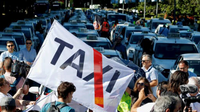 Antaxi denuncia ante la Comisión Europea la ley de Transportes de Ayuso: 'regala 200 M a las VTC'