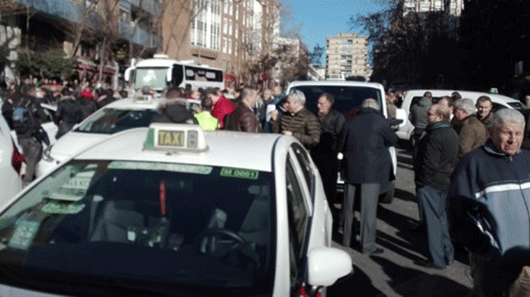 El taxi hará protestas 'sin precedentes' si la Comunidad no regula las VTC