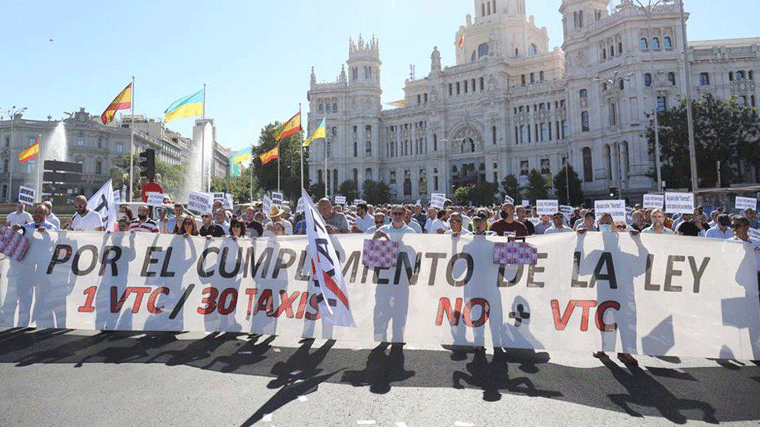 Los taxistas toman la calle contra la regulación 'aberrante' de la Comunidad para las VTC