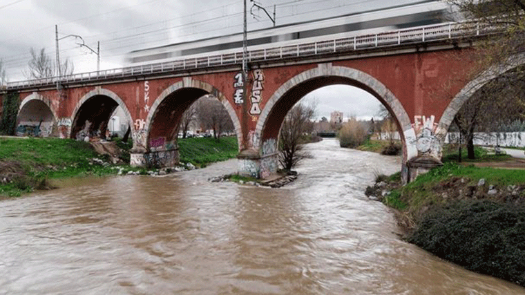 Incidencias por lluvias en 87 municipios y sigue la alerta en el Jarama, Lozoya, Guadarrama, Alberche, Tajuña y Henares
