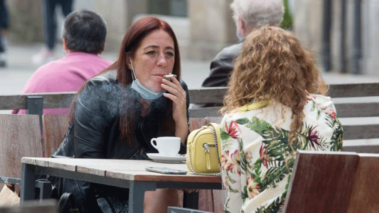 Ayuso tacha de 'ocurrencia' prohibir fumar en terrazas propuesto por Sanidad