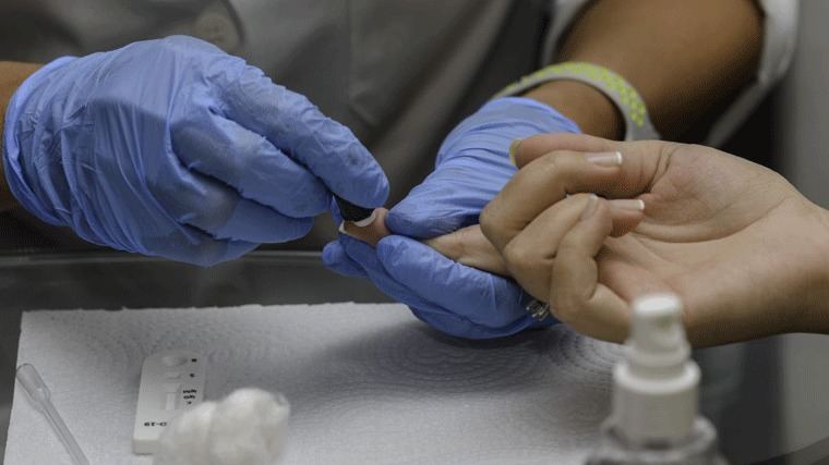 Medio centenar de farmacias y clínicas dentales de la capital realiza test antígenos desde esta semana