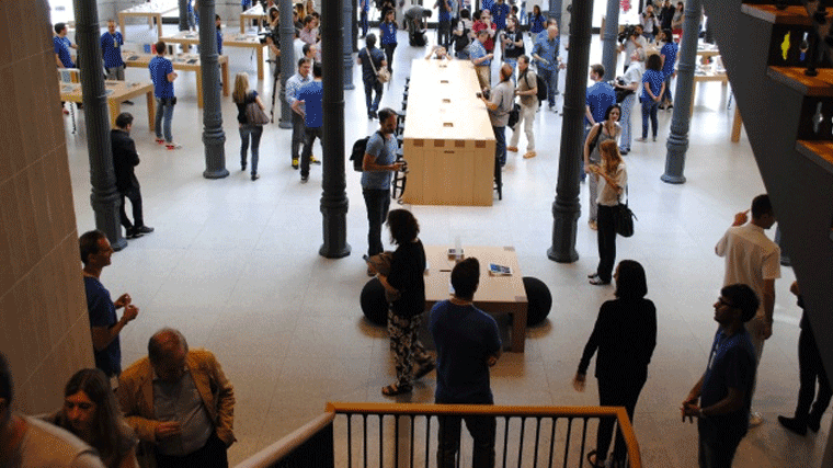 Orden de alejamiento para dos jóvenes por robar móviles en la tienda de Apple en Sol