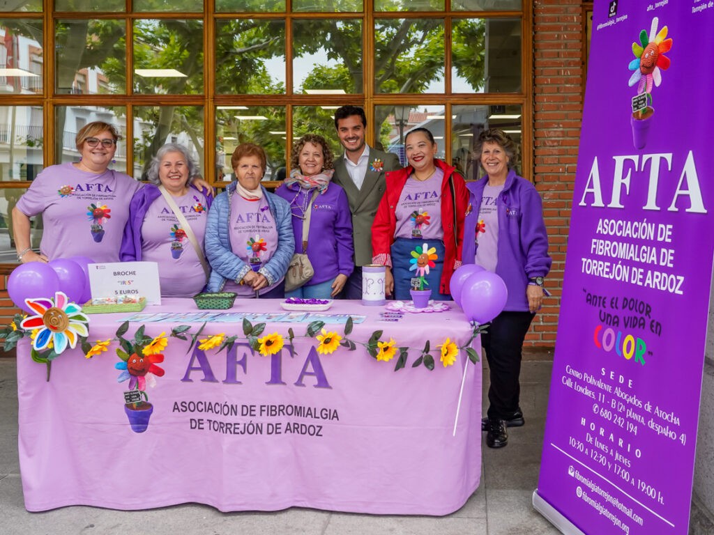 Torrejón de Ardoz ilumina su fachada y organiza mesas informativas por el Día Mundial de la Fibromialgia