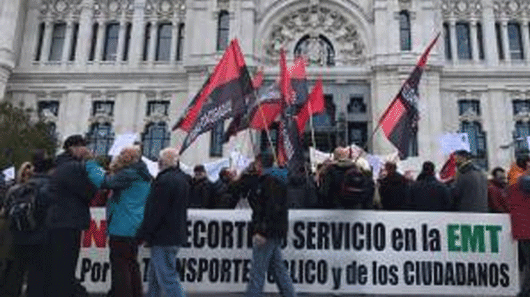 Trabajadores de la EMT se concentran ante Cibeles por la falta de plantilla