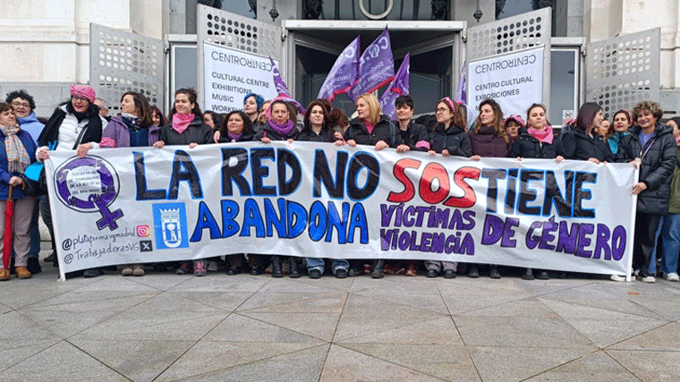 Trabajadoras de la Red de Violencia de Género protestan frente al acto institucional del Ayuntamieto