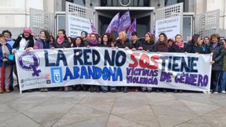 Trabajadoras de la Red de Violencia de Género protestan frente al acto institucional del Ayuntamieto