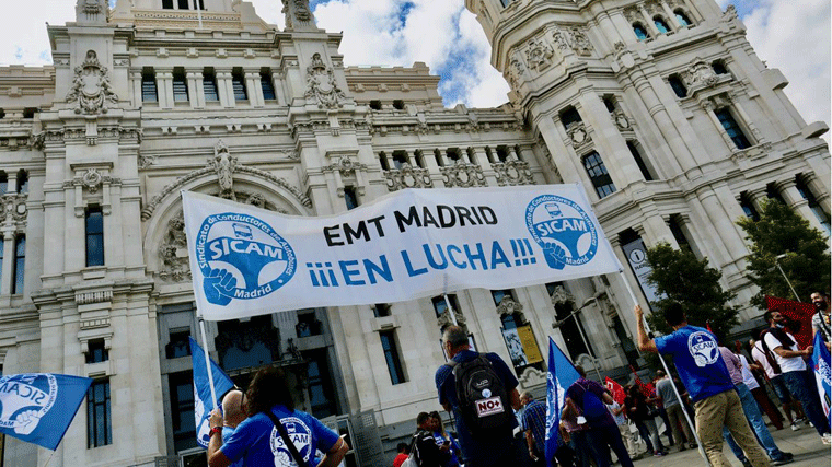 Sindicatos de EMT y Metro reclaman en Cibeles que no se 'recorte' el transporte público