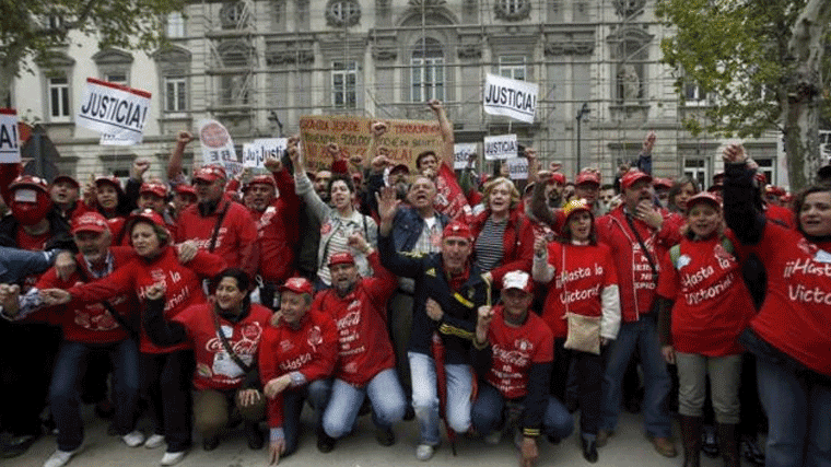 Trabajadores de Coca-Cola protestan por incumplirse la sentencia