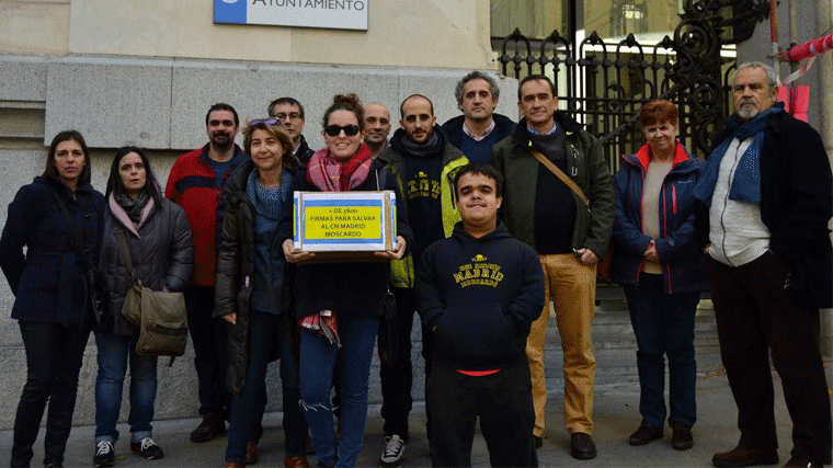 Trabajadores del Moscardó recogen firmas para reclamar a Carmena que subrogue sus empleos
