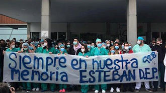 Trqabajadores del Severo Ochoa homenajean al enfermero muerto por coronavirus