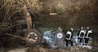 Muere un hombre de 80 años al volcar su tractor y quedar atrapado debajo