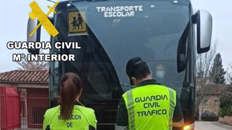 La Guardia Civil multa a casi la mitad de los autobuses escolares de los 3.576 vehículos controlados en 5 días
