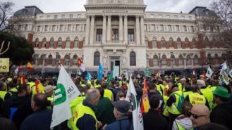 Más de cien tractores y agricultores recorrerán Madrid este lunes