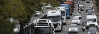 Más de un centenar de transportistas marchan por la capital para denunciar su 