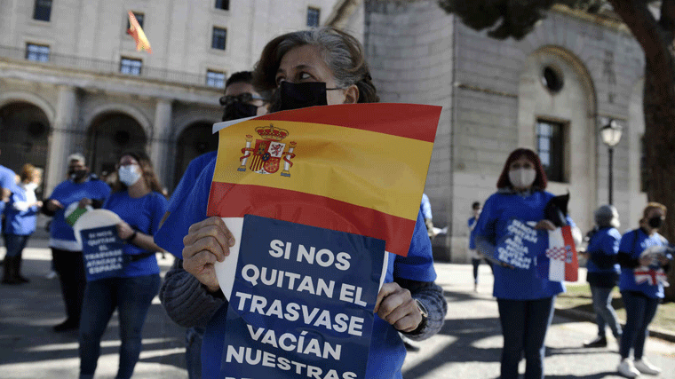 1.500 vehículos recorren Madrid en defensa del Trasvase Tajo-Segura