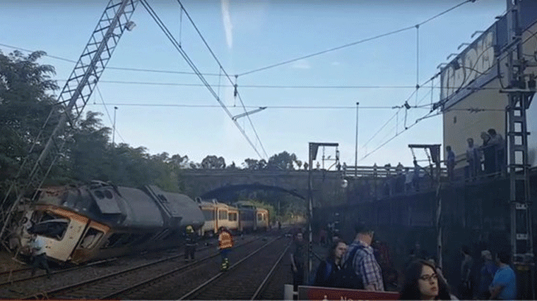 Cuatro fallecidos y cuarenta y nueve heridos tras descarrilar un tren en O Porriño