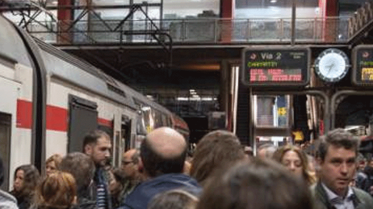 Un tren de la C3 lleno de pasajeros queda atrapado una hora en Atocha por una avería