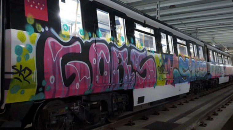 Un grupo de grafiteros pinta 25 m2 de un tren estacionado entre Canal y Cuatro Caminos