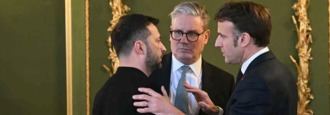 Volodimir Zelenski, Keir Starmer y Emmanuel Macron, en una reunión en Lancaster House