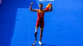 Dani Molina logra el oro en la categoría PTS3 del triatlón de París 2024