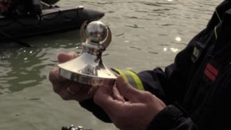 La izquierda, indignada tras el rescate por parte de los bomberos de un trofeo de jugadores de rugby del estanque del Retiro
