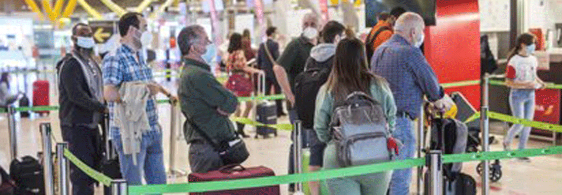 Formularios de salud pública y toma de temperatura para los turistas extranjeros