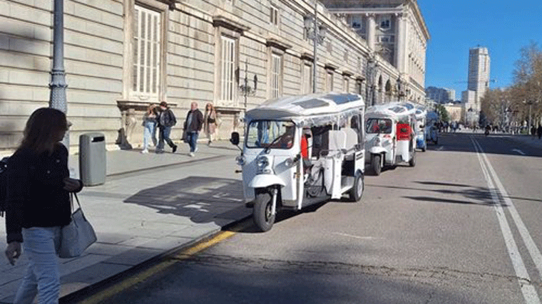 El Ayuntamiento inicia una campaña con 16 agentes para 'perseguir y sancionar' actos incívicos de los tuk-tuk