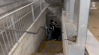 Bomberos extinguen un incendio con mucho humo en un sótano de Villaverde