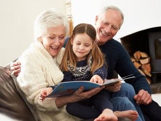 Celebración de abuelos en la última ludoteca del año para niños