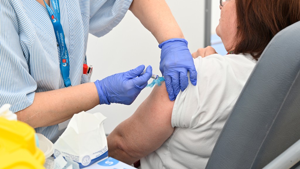 La vacuna contra la gripe reduce el riesgo de infartos y trombos pulmonares en pacientes cardíacos, según un estudio del Gregorio Marañón