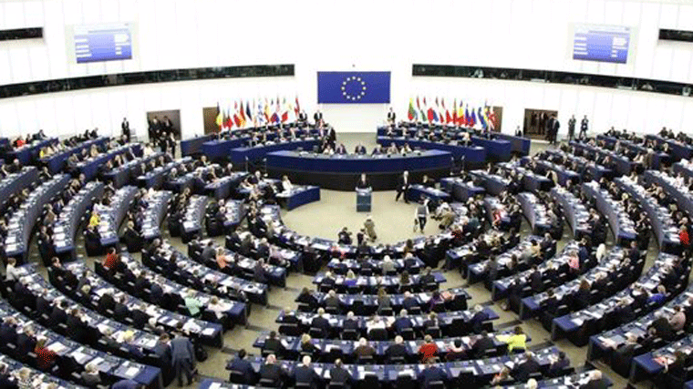 Diputados de la UE proponen `tasa Covid´, cartilla europea de vacunación y refuerzo en residencias