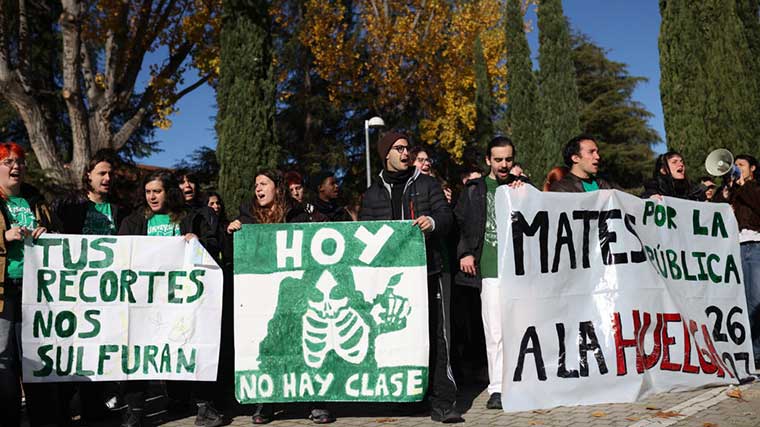 Protesta ante la Consejería de Educación: piden el 1% del PIB para las universidaes